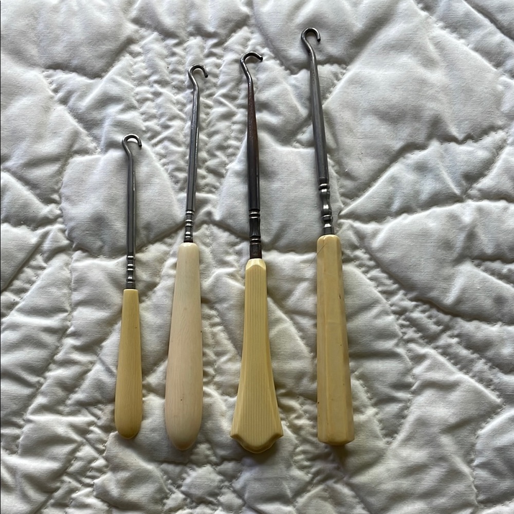 Vintage Victorian Shoe Button Hook Set in Cream and Silver - Picture 3 of 6
